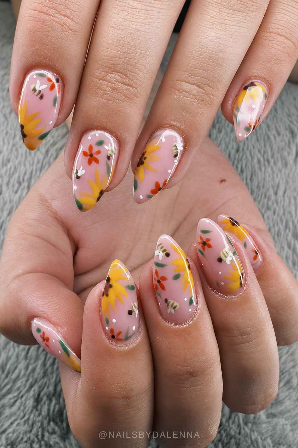 Rosa Mani mit Bienen und Sonnenblumen