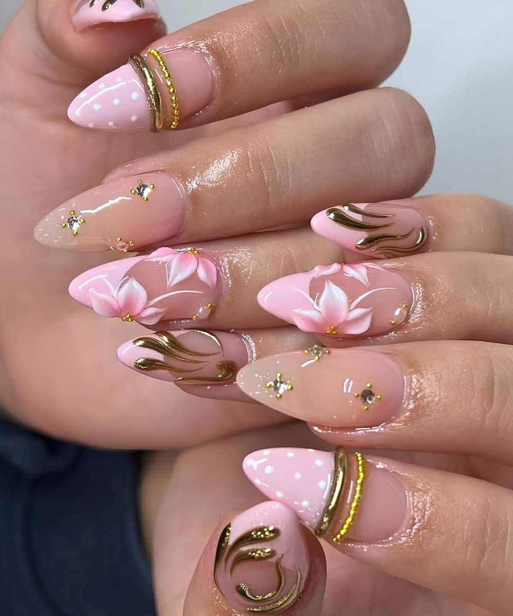 Rosa Naegel mit Kirschblueten und Armreifen Design