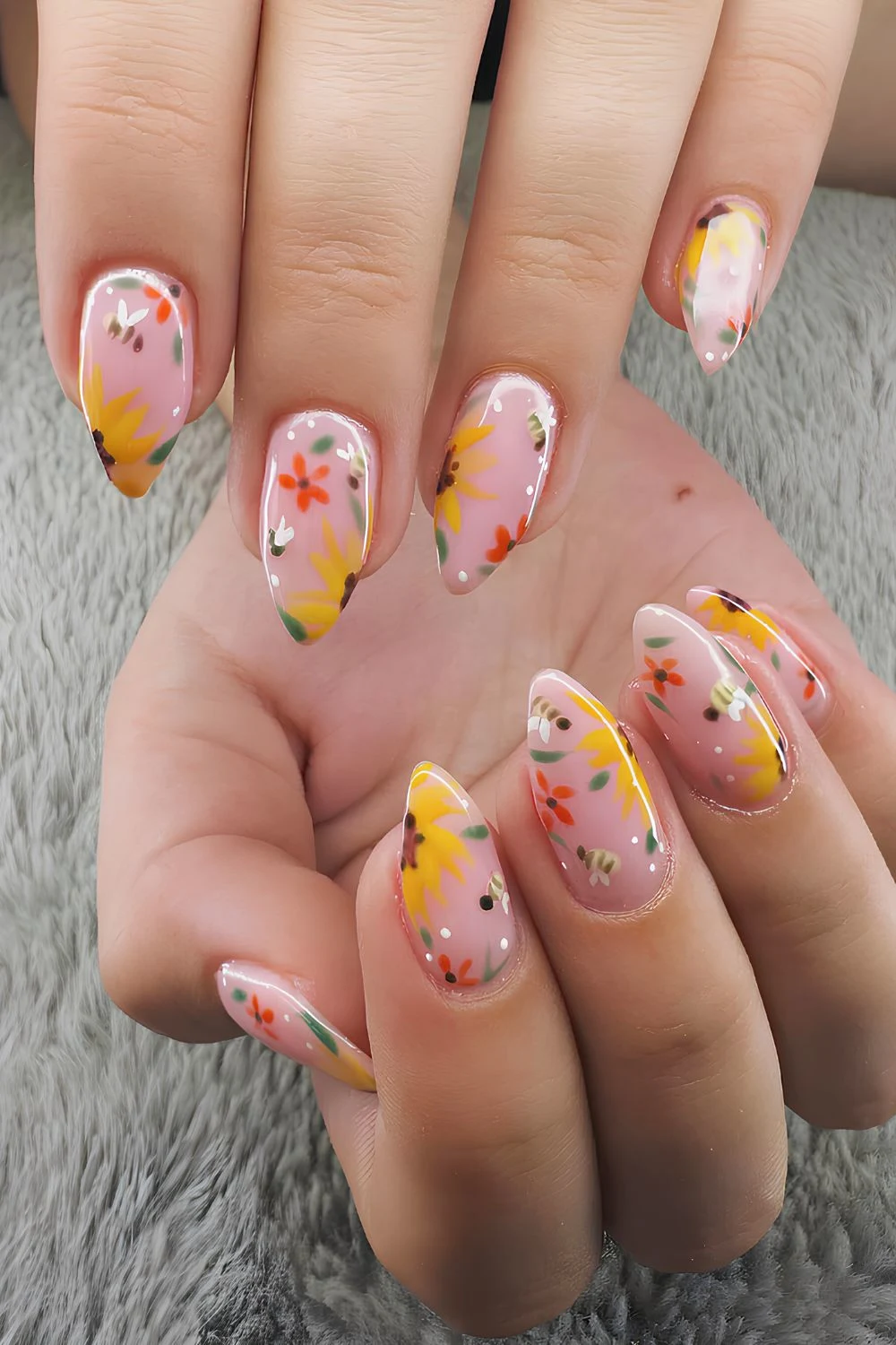 Rosa Nägel mit floralem Mix-Design