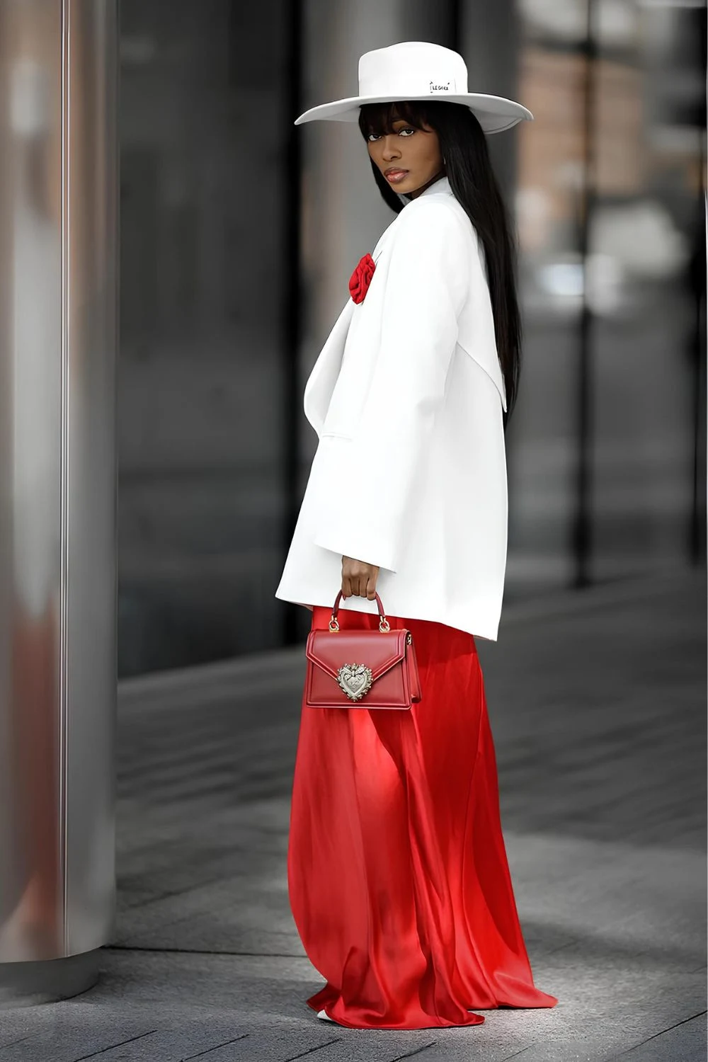 Roter Seiden-Maxirock mit oversized weißem Blazer und roter Blume