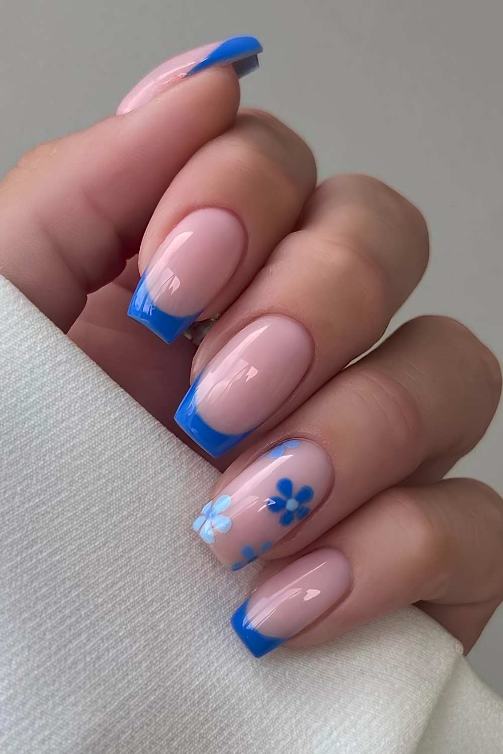 Royalblaue florale French Nails