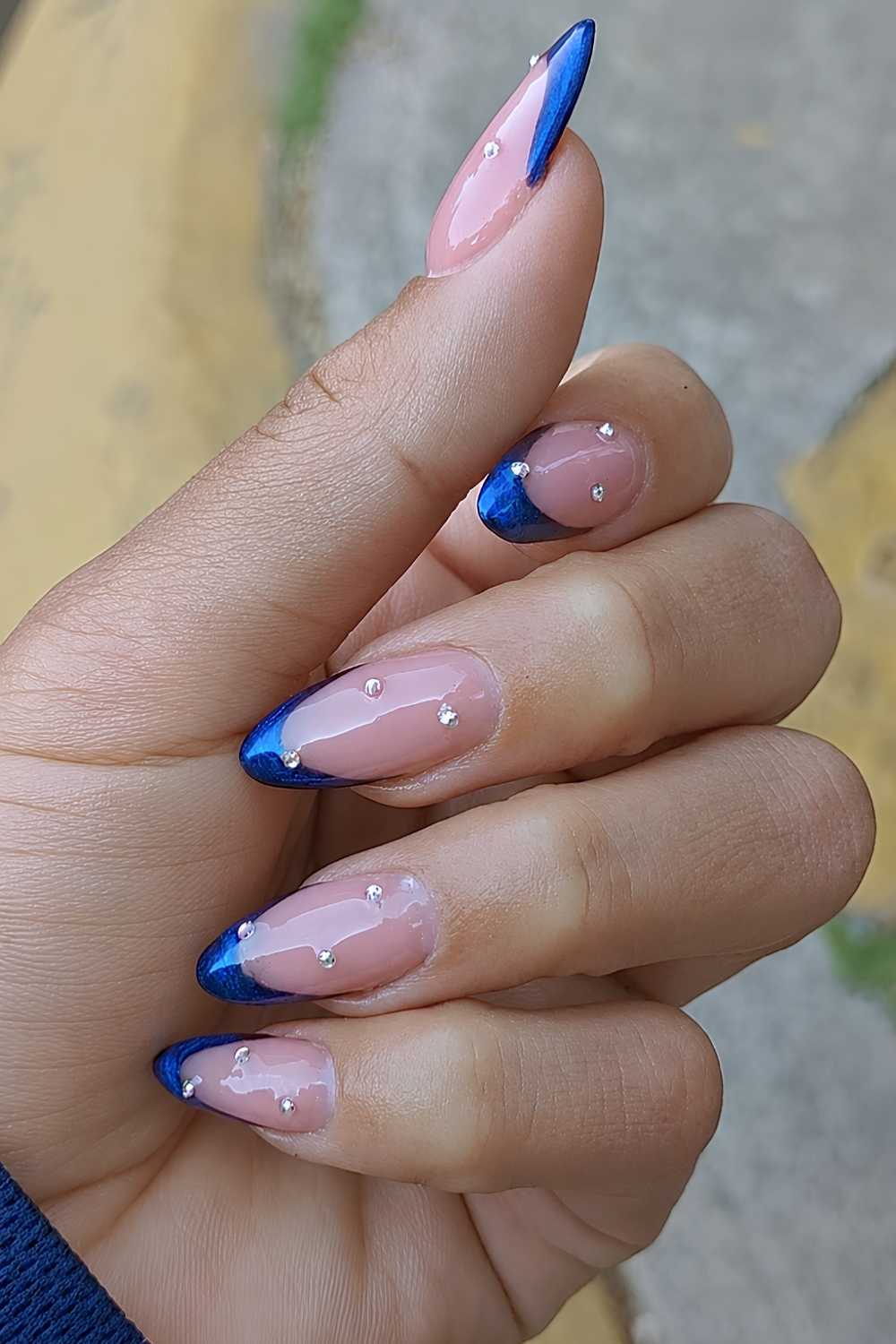 Saphirblaue French Mani mit Micro Gems