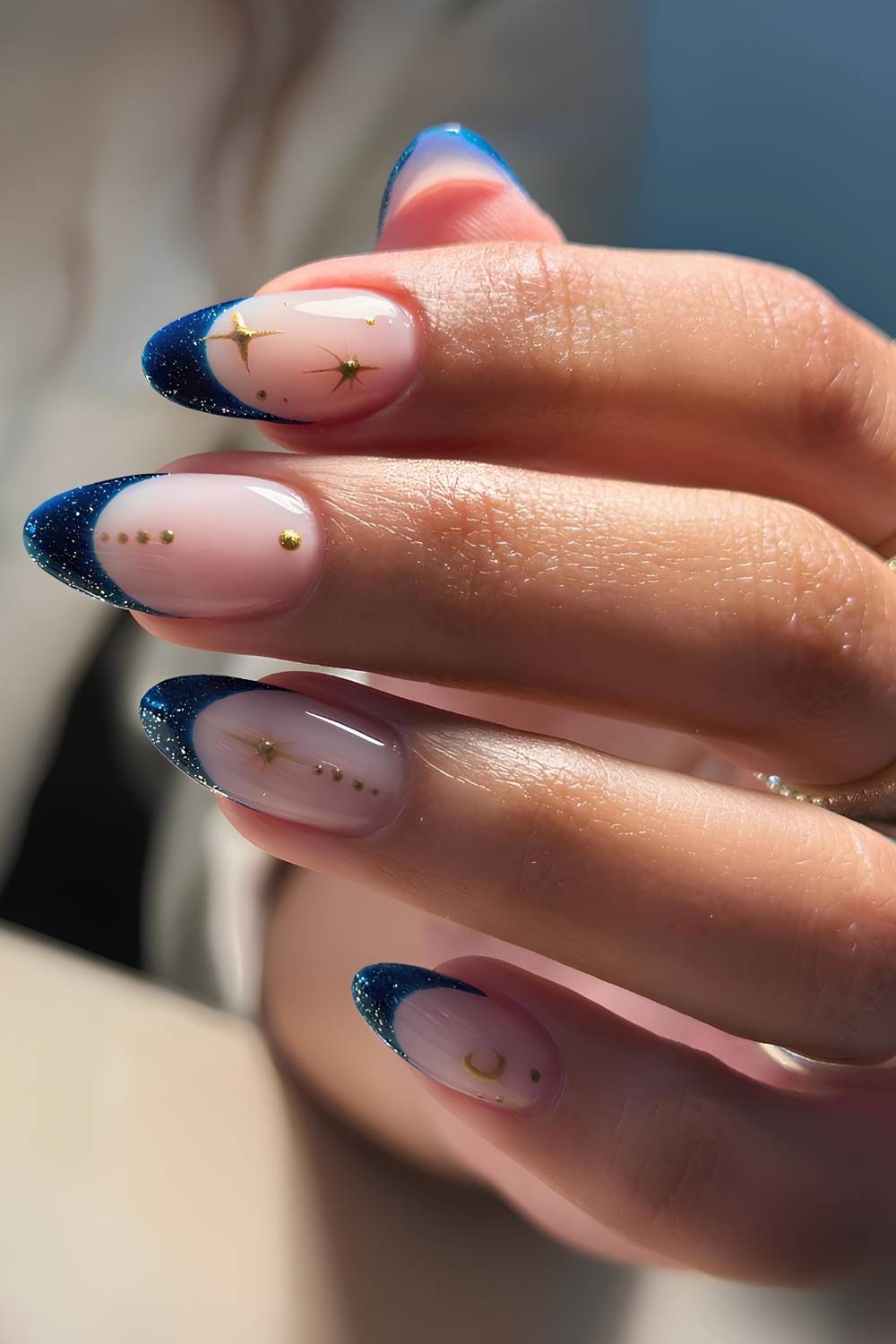 Schimmernde dunkelblaue French Mani mit Goldsternen