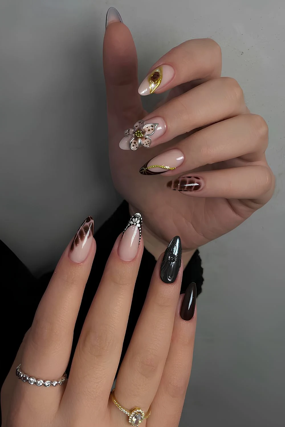 Schwarz-braune N&auml;gel mit 3D-Blumen und Animal-Print