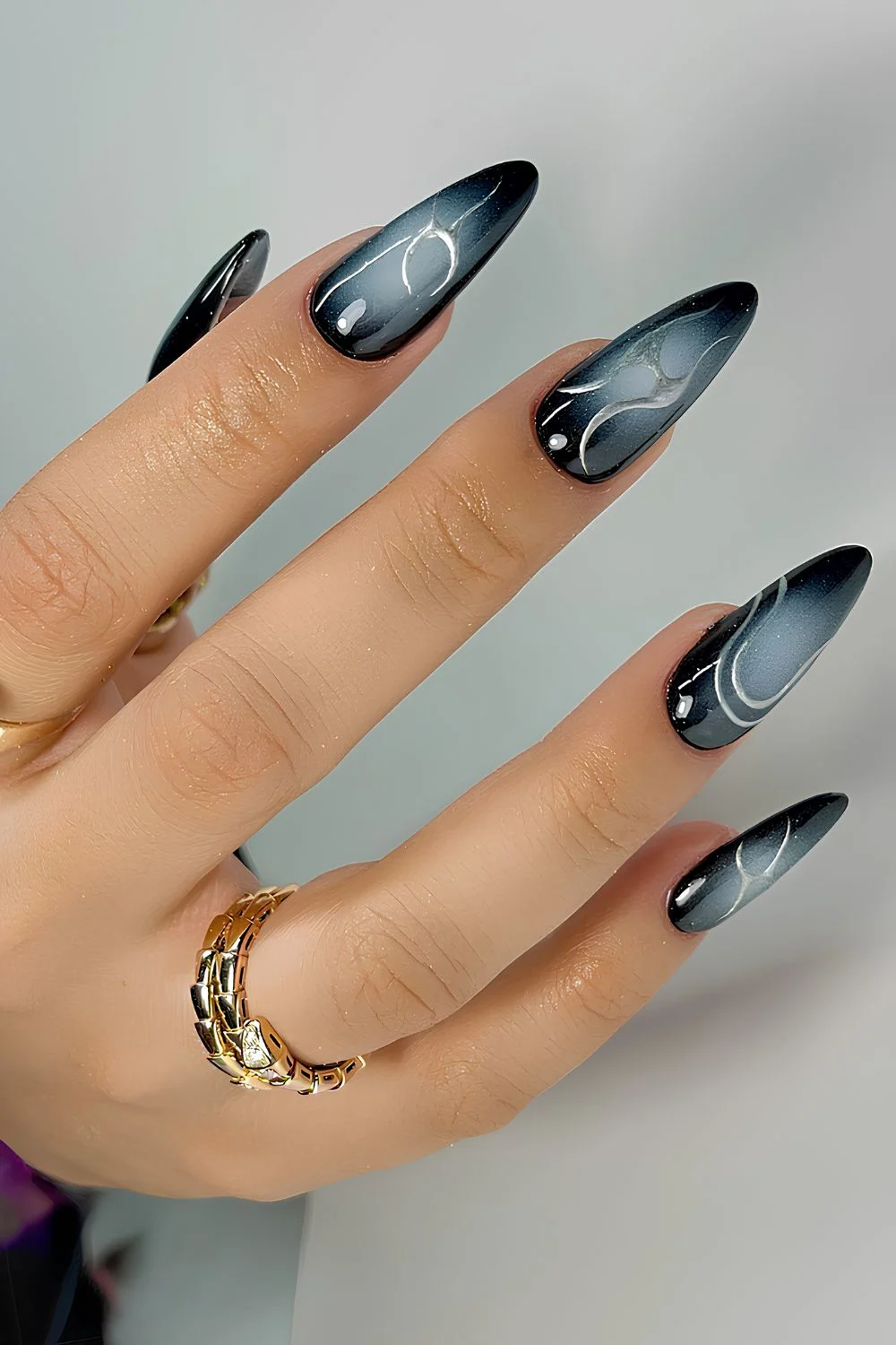 Schwarze Aura-Nägel mit silbernen Chrome-Akzenten