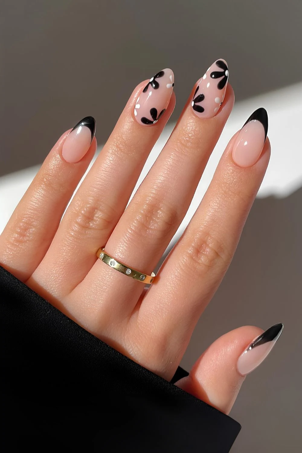 Schwarze French Mani mit Blumen