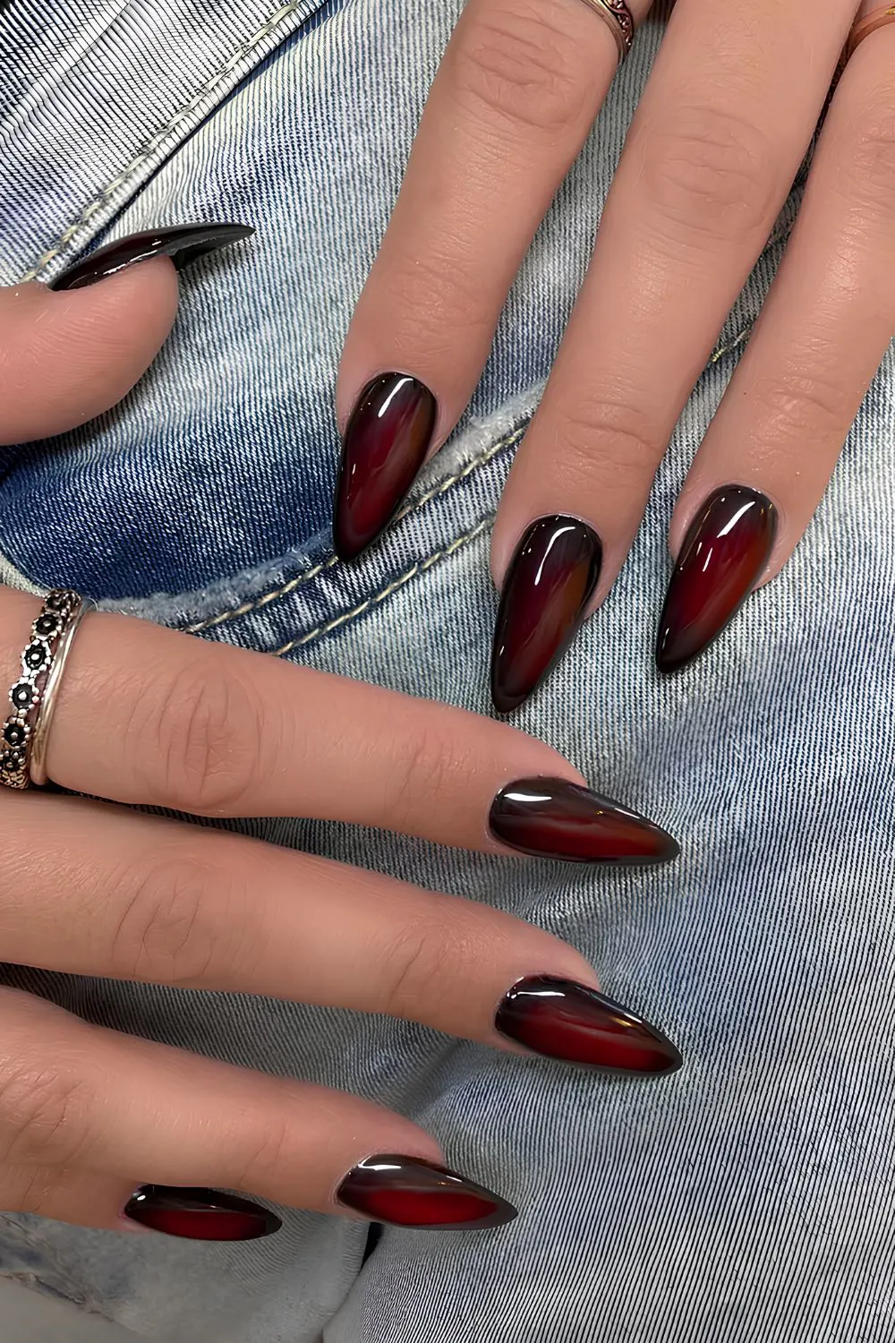 Schwarze und rote Aura-Nägel