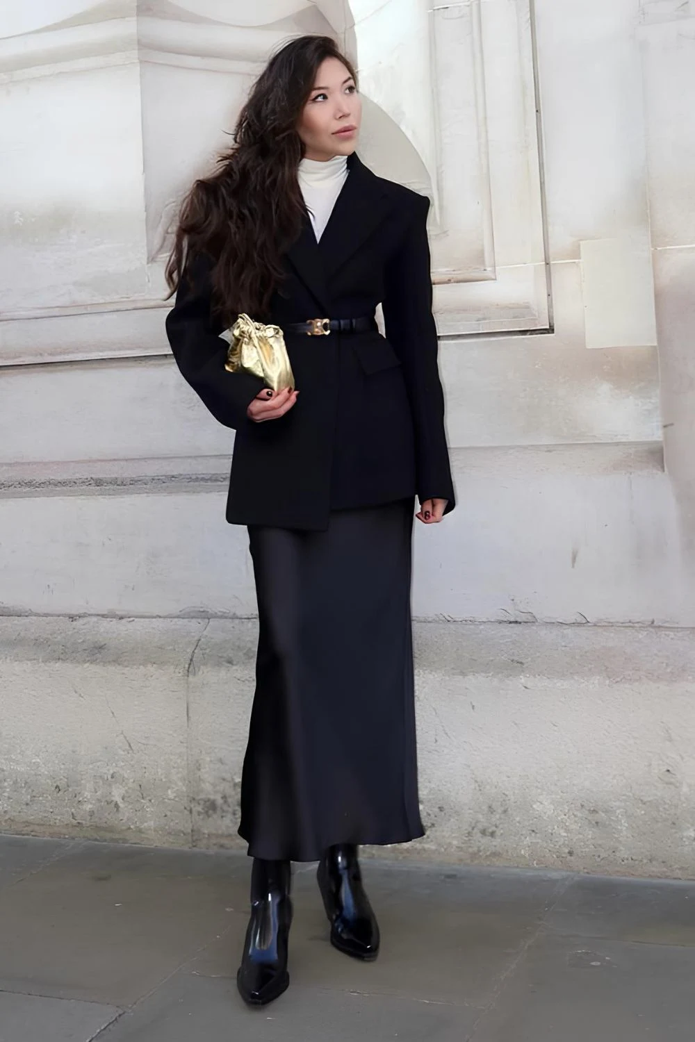 Schwarzer Seidenrock mit tailliertem schwarzem Blazer und weißem Rollkragenpullover