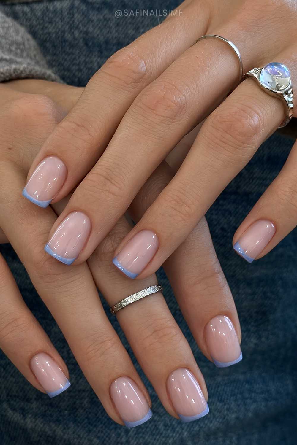 Staubblaue Micro French Mani