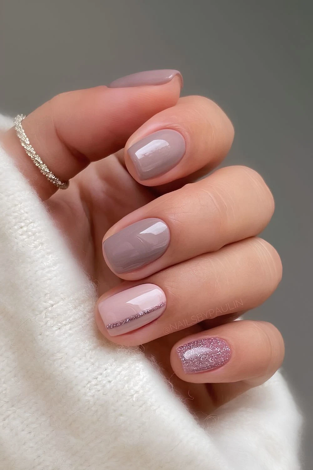 Staubige Mauve-Nägel mit Glitzer-Akzent