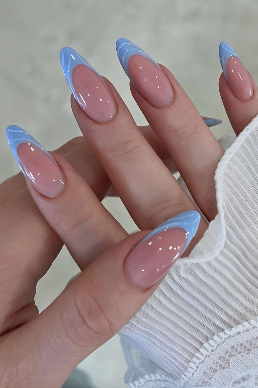 Strukturierte blaue French Tip Mani