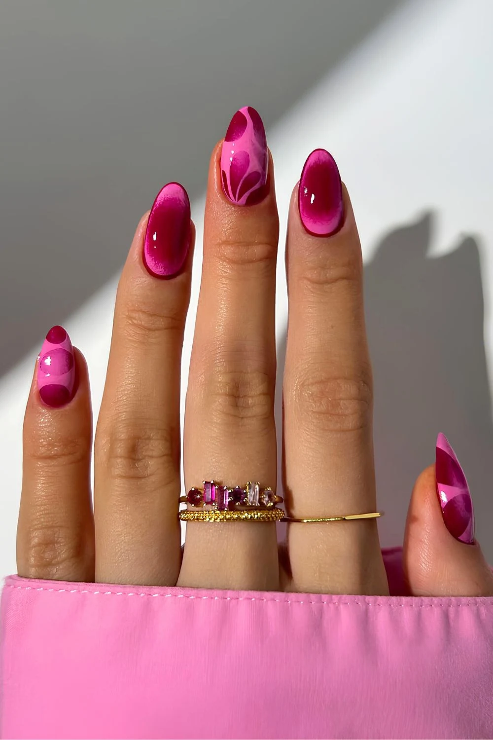 Tiefrosa-Aura-Nägel mit abstraktem Design