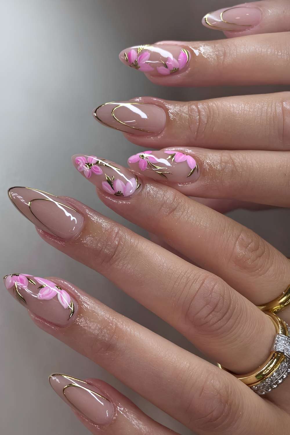 Transparente Naegel mit rosa Sakura und Golddetails