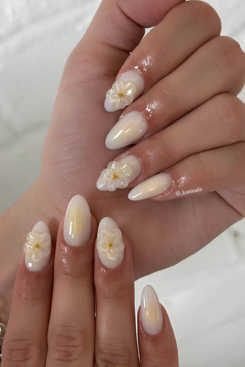 Vanilla-Nägel mit Aura-Design und 3D-Blumen