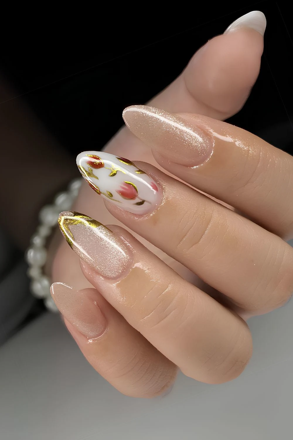 Vintage-inspirierte Velvet-Nägel mit Blumen