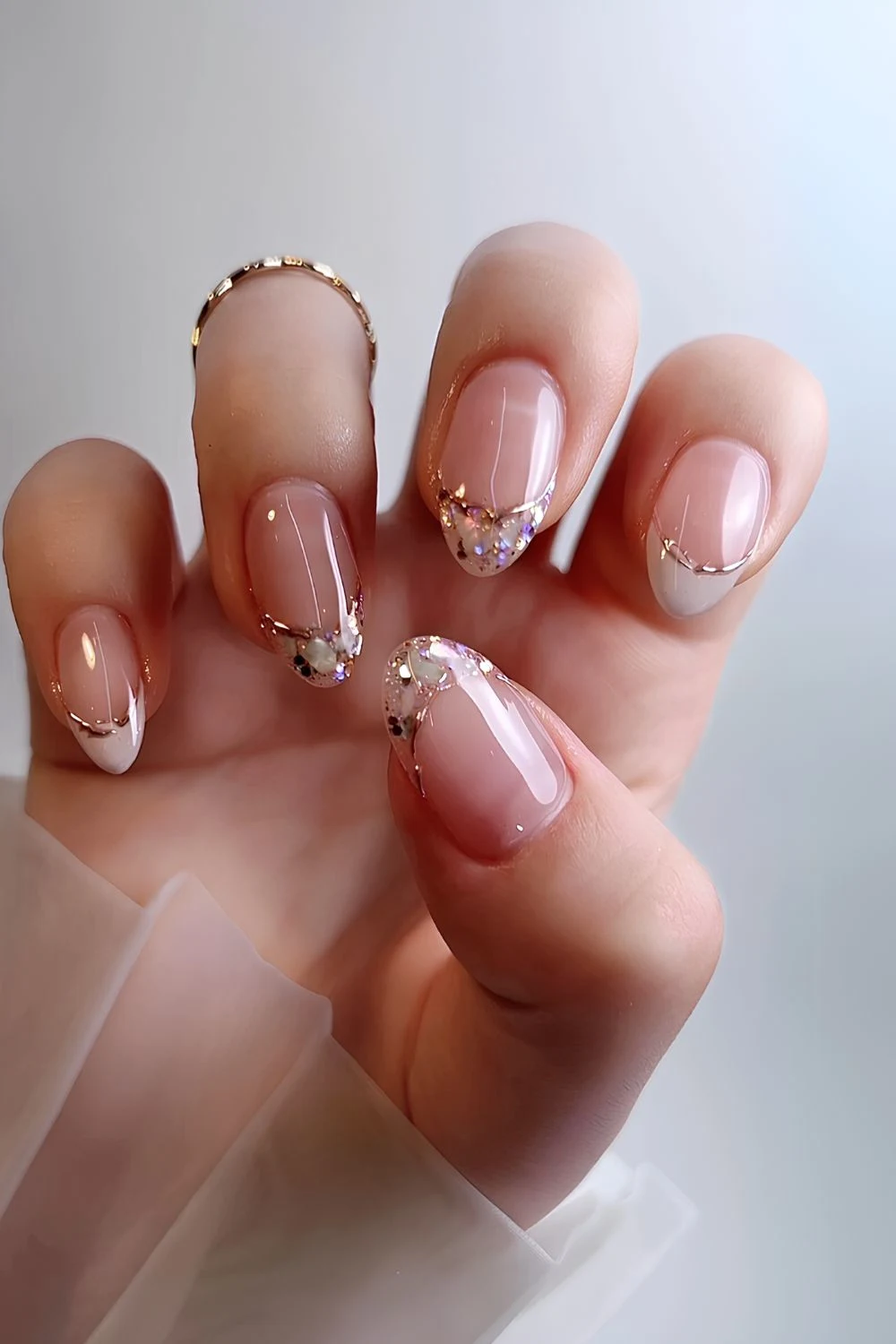 Von Kristallen inspirierte gold-weiße French Nails