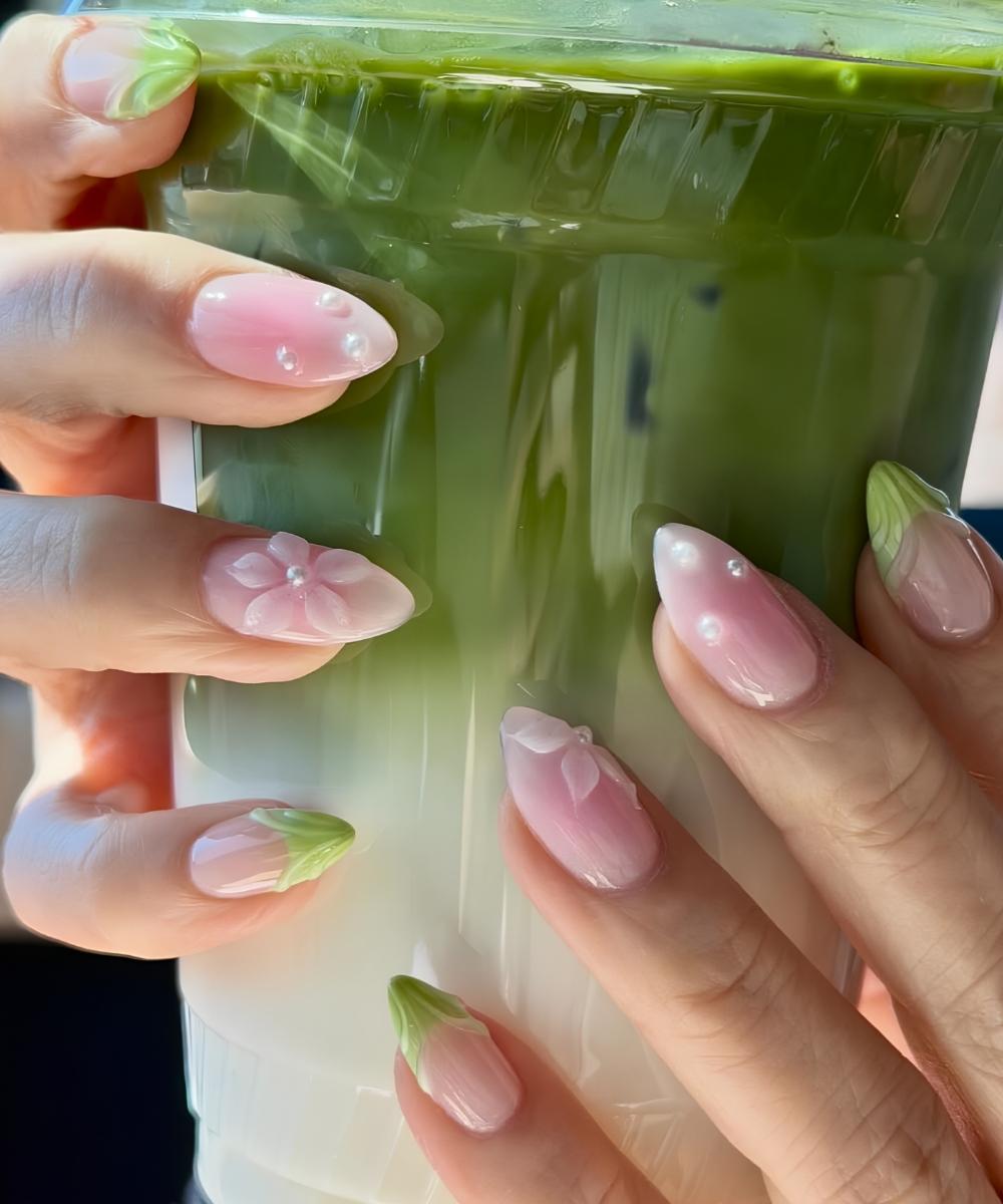 Von Strawberry Matcha inspirierte Naegel