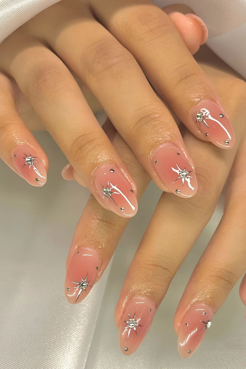 Weiche Blush-Nägel mit Aura-Effekt und himmlischen Akzenten