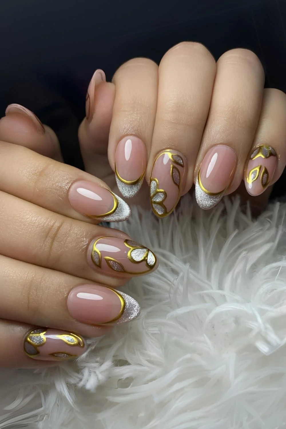 Weiß-goldene Cat-Eye-Nägel mit Blumen