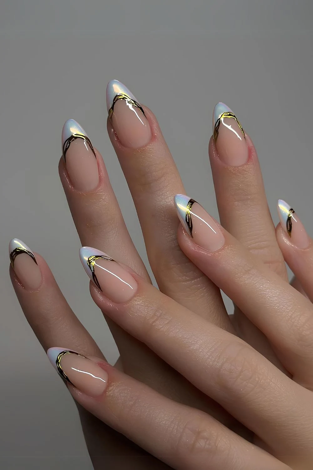 Weiße Chrome French Nägel mit mit goldenen Akzenten
