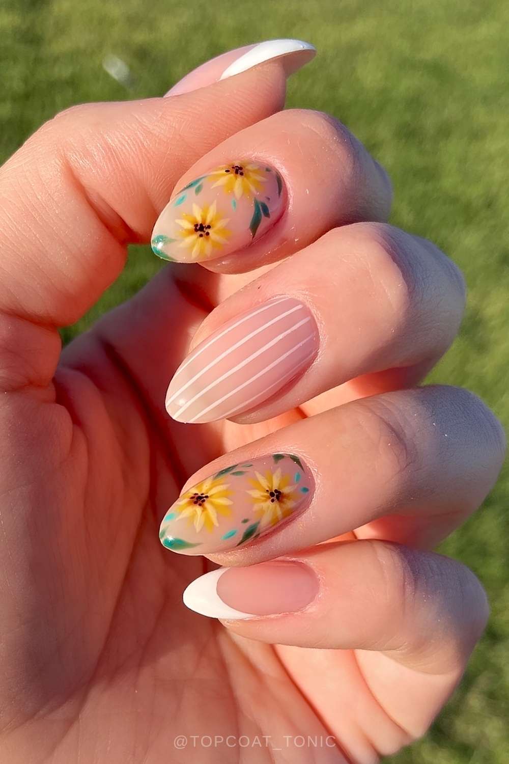 Weisse French Naegel mit Streifen und Sonnenblumen