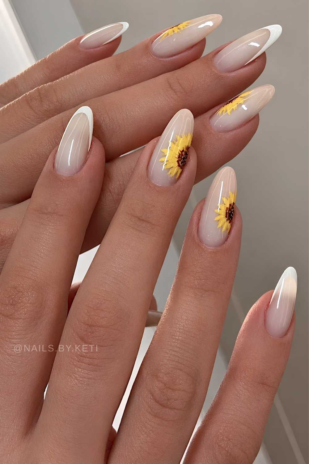 Weisse French Naegel mit gelben Sonnenblumen