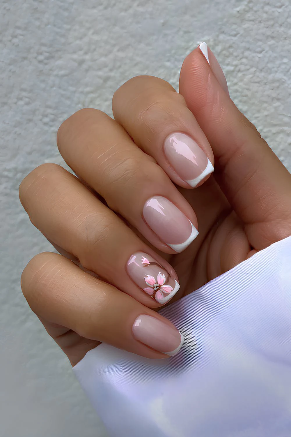 Weiße French Nails mit Kirschblüten-Design