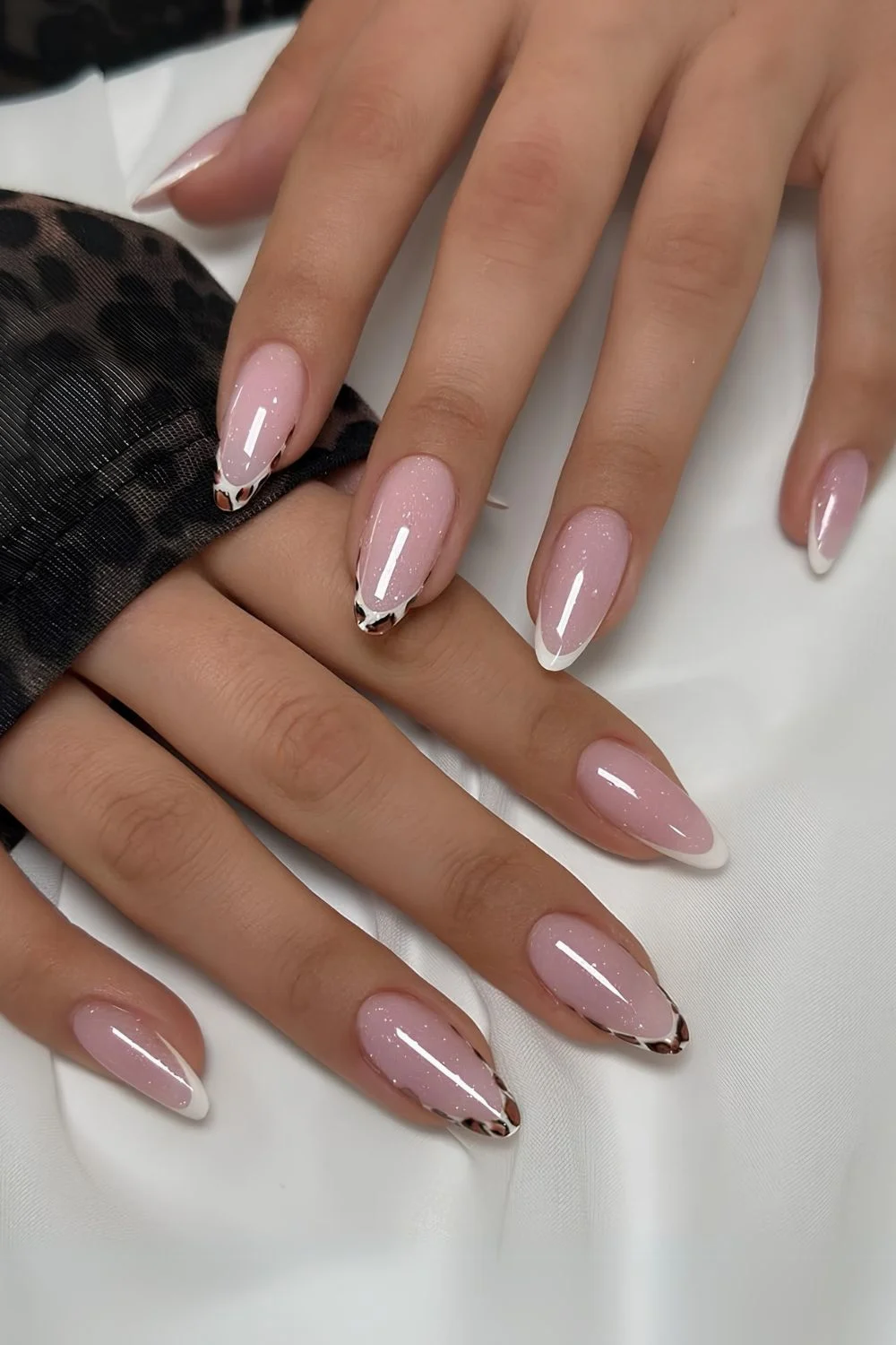 Weiße French Nails mit Leo-Print-Akzent