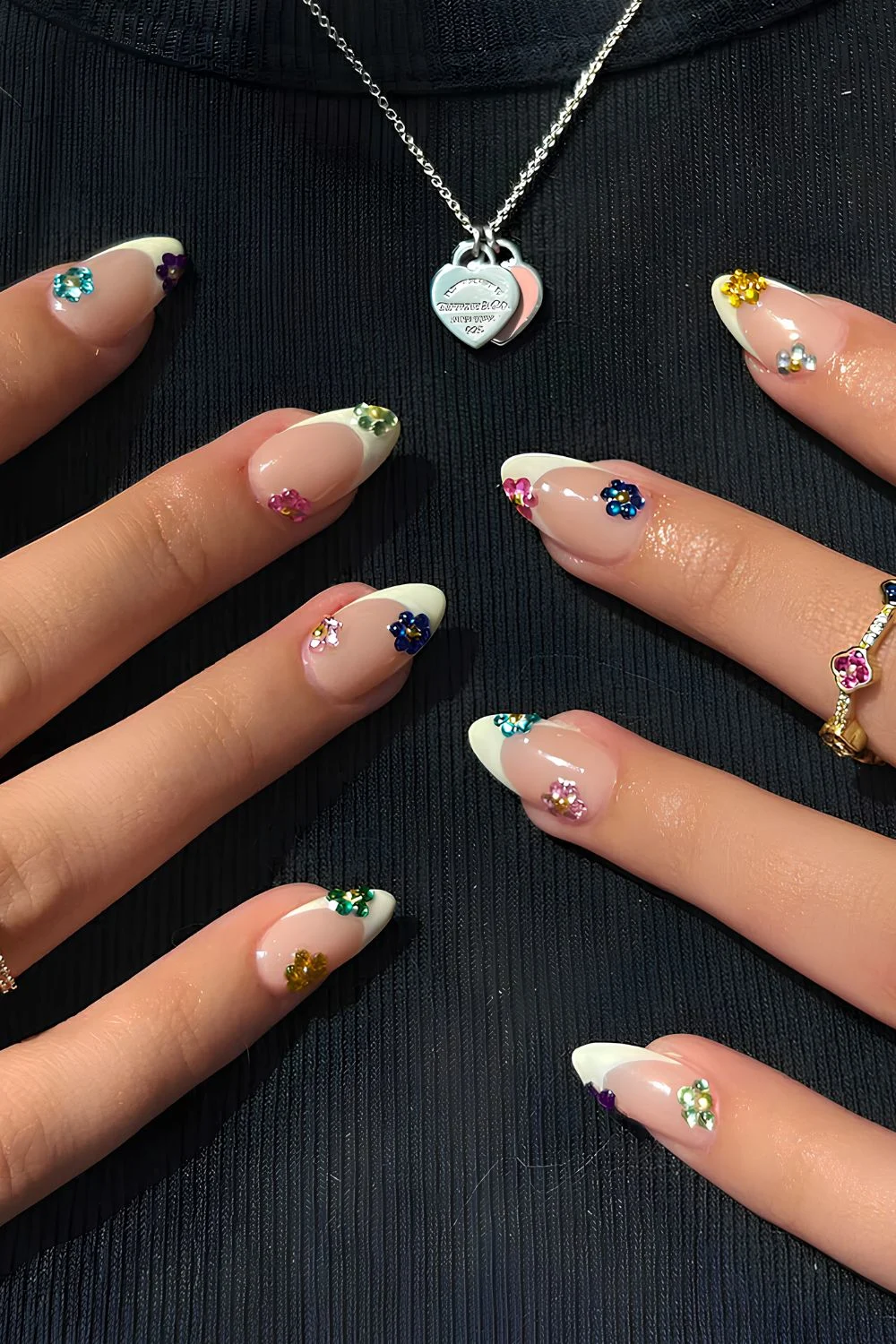 Wei&szlig;e French Nails mit Strassblumen