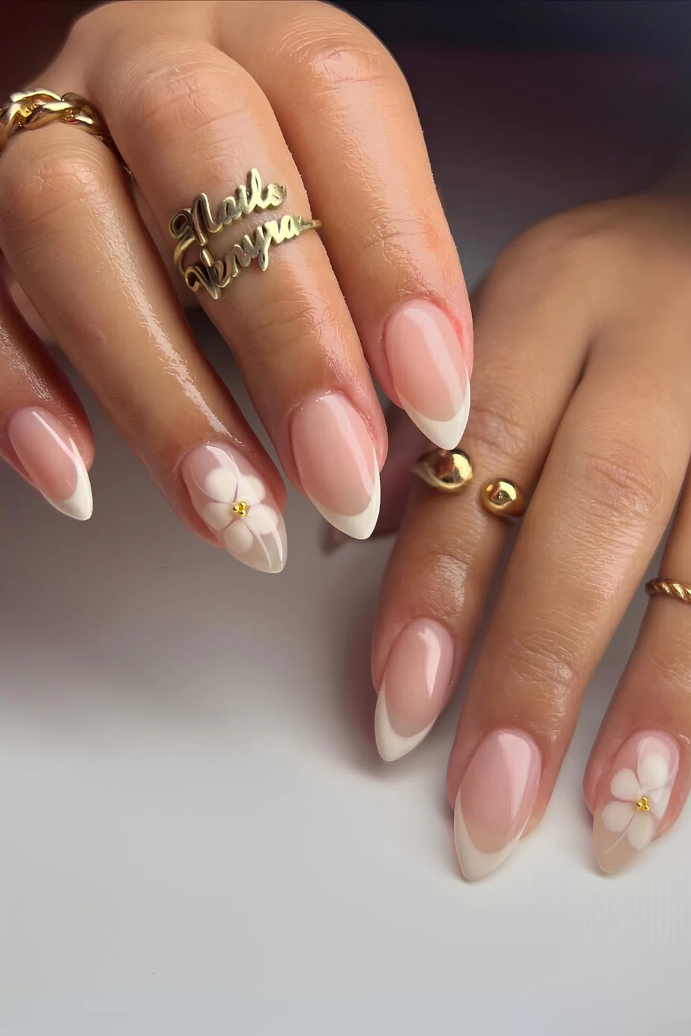 Weiße French Nails mit floralen Blooming-Gel-Akzenten
