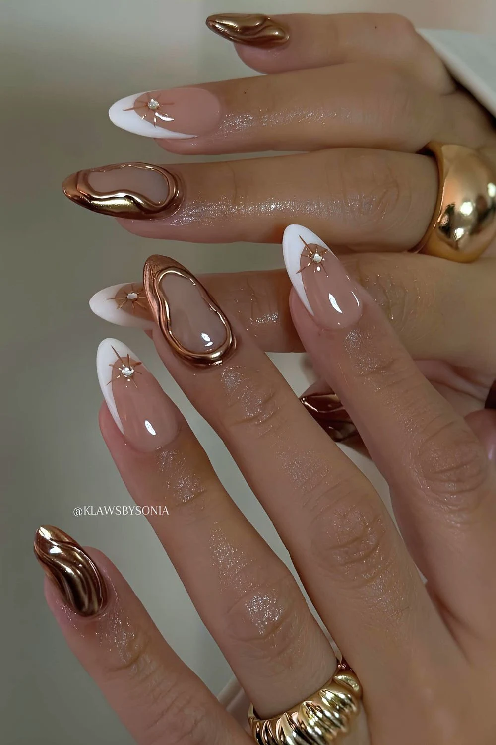 Weiße French Nails mit metallischen Akzenten und Strass