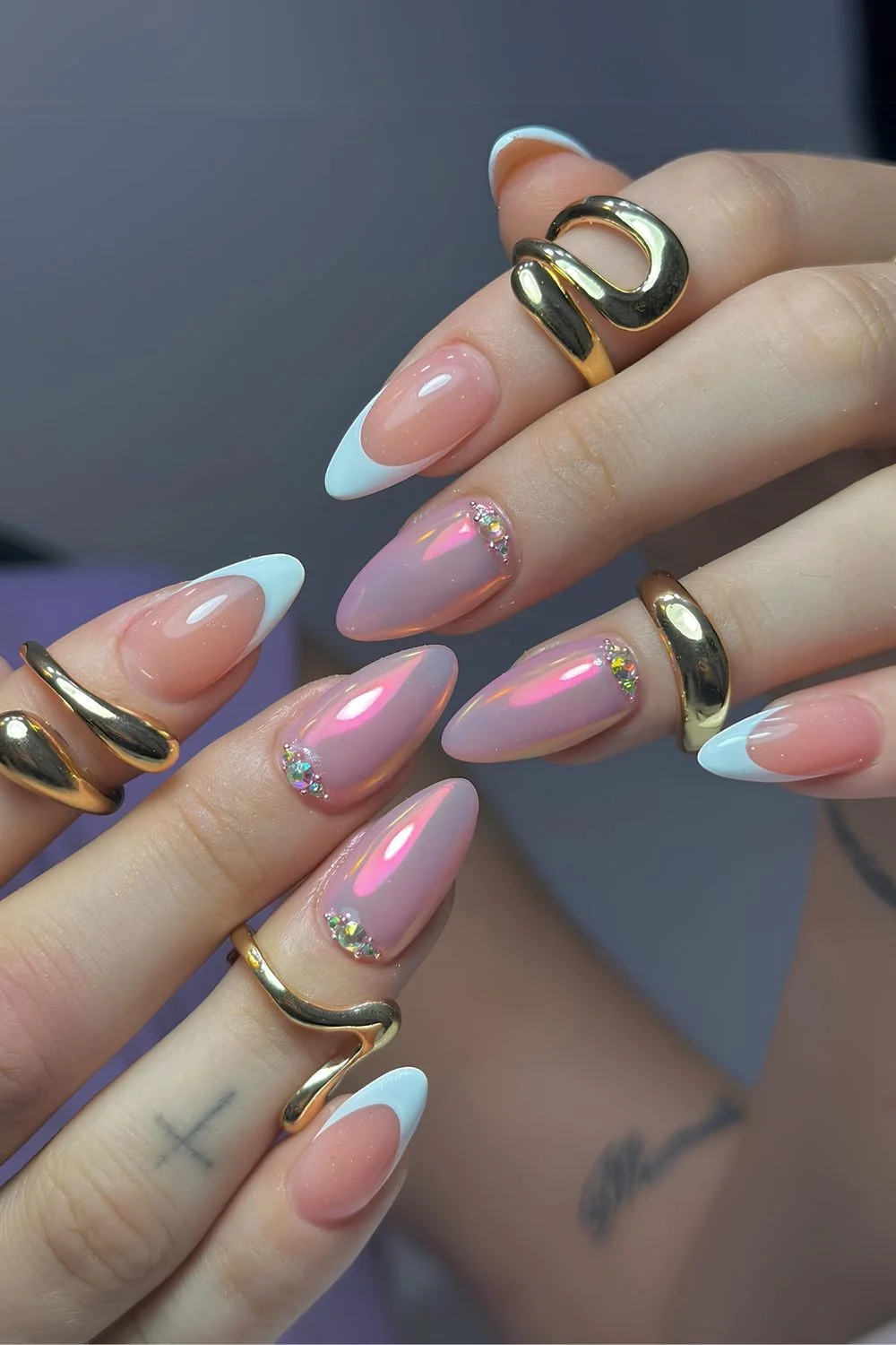 Weiße French Nails mit rosa Chrome-Akzenten