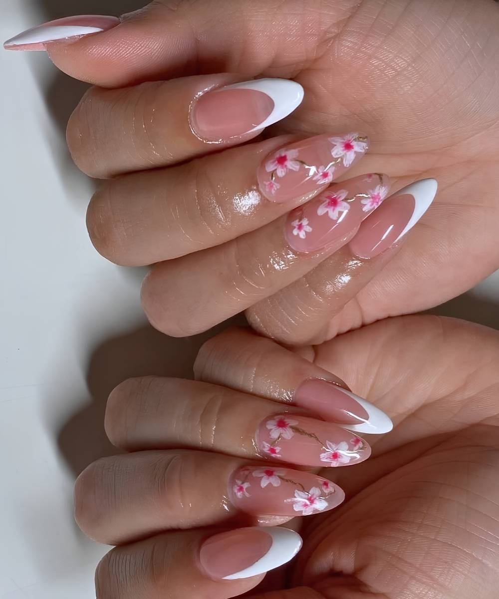 Weisse French Nails mit rosa Sakura Design