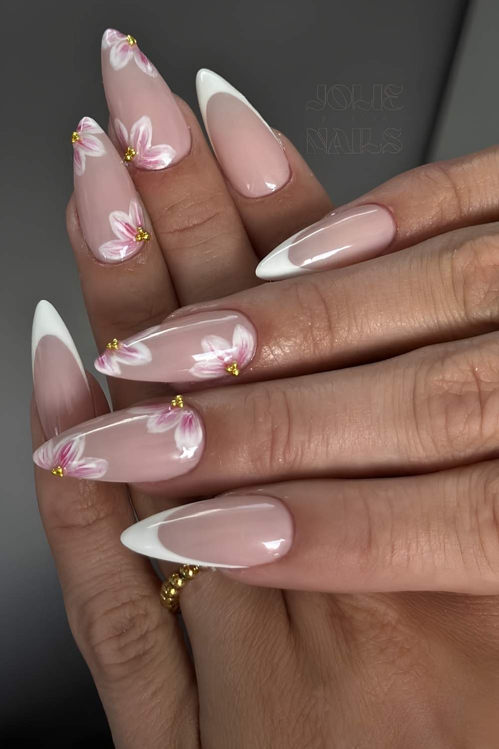Weisse Fruehlings French Tips mit Kirschblueten