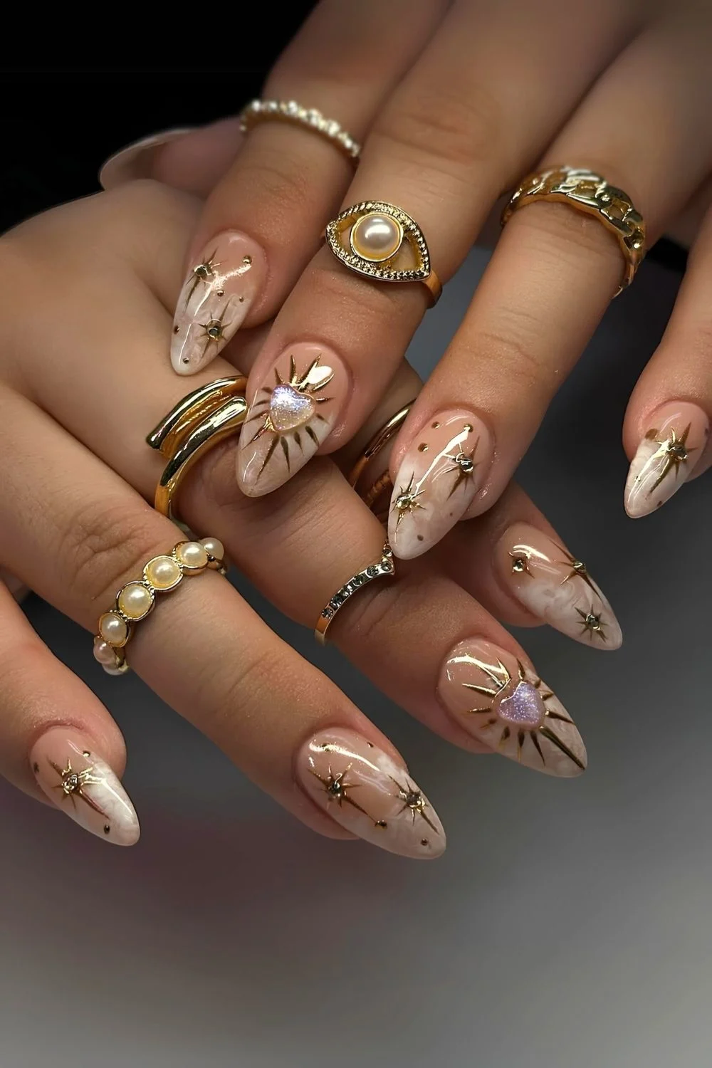 Weiße Marmor-Maniküre mit goldenen Chrome-Details