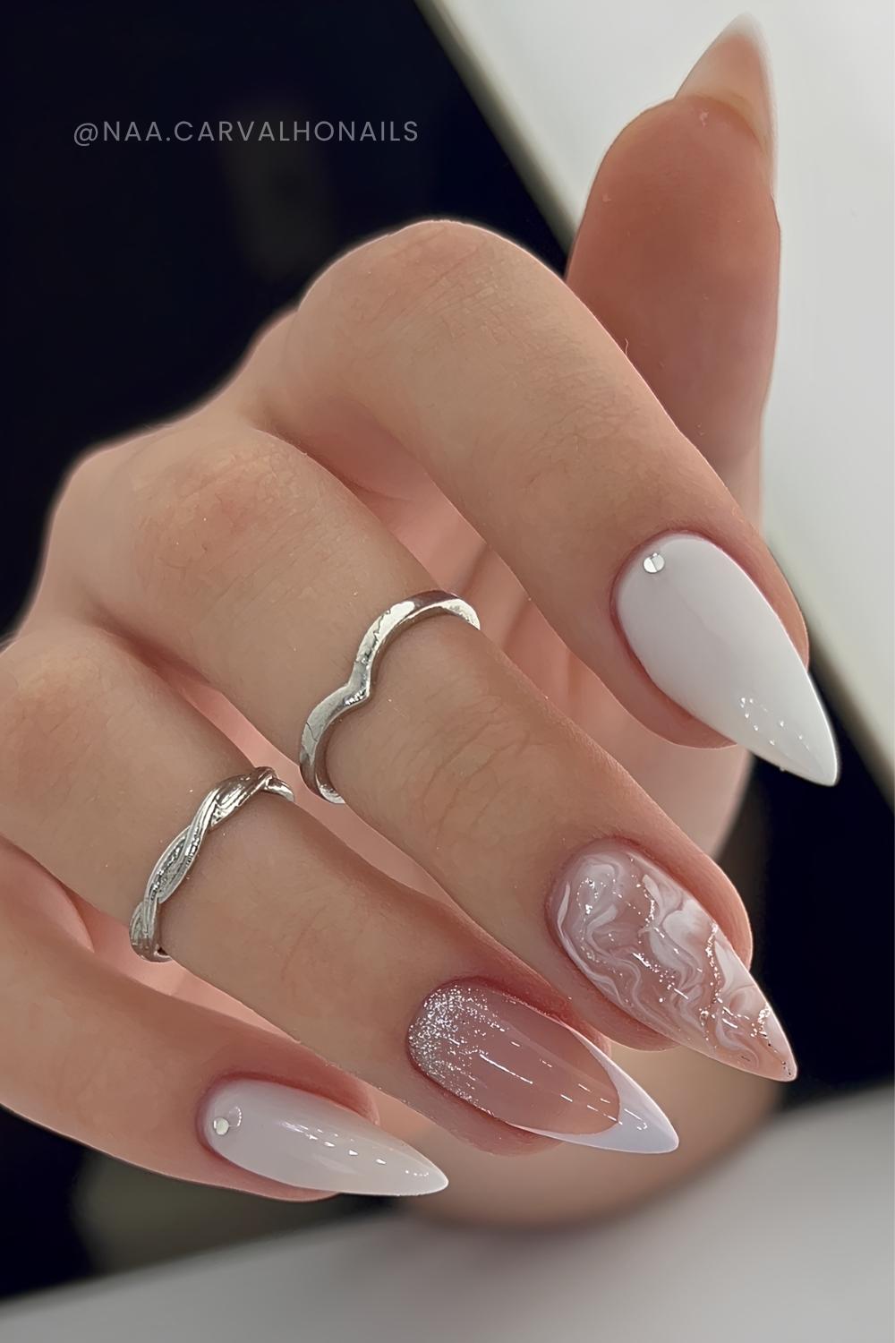 Weisse Marmor Naegel mit Glitzer und Mini Steinen