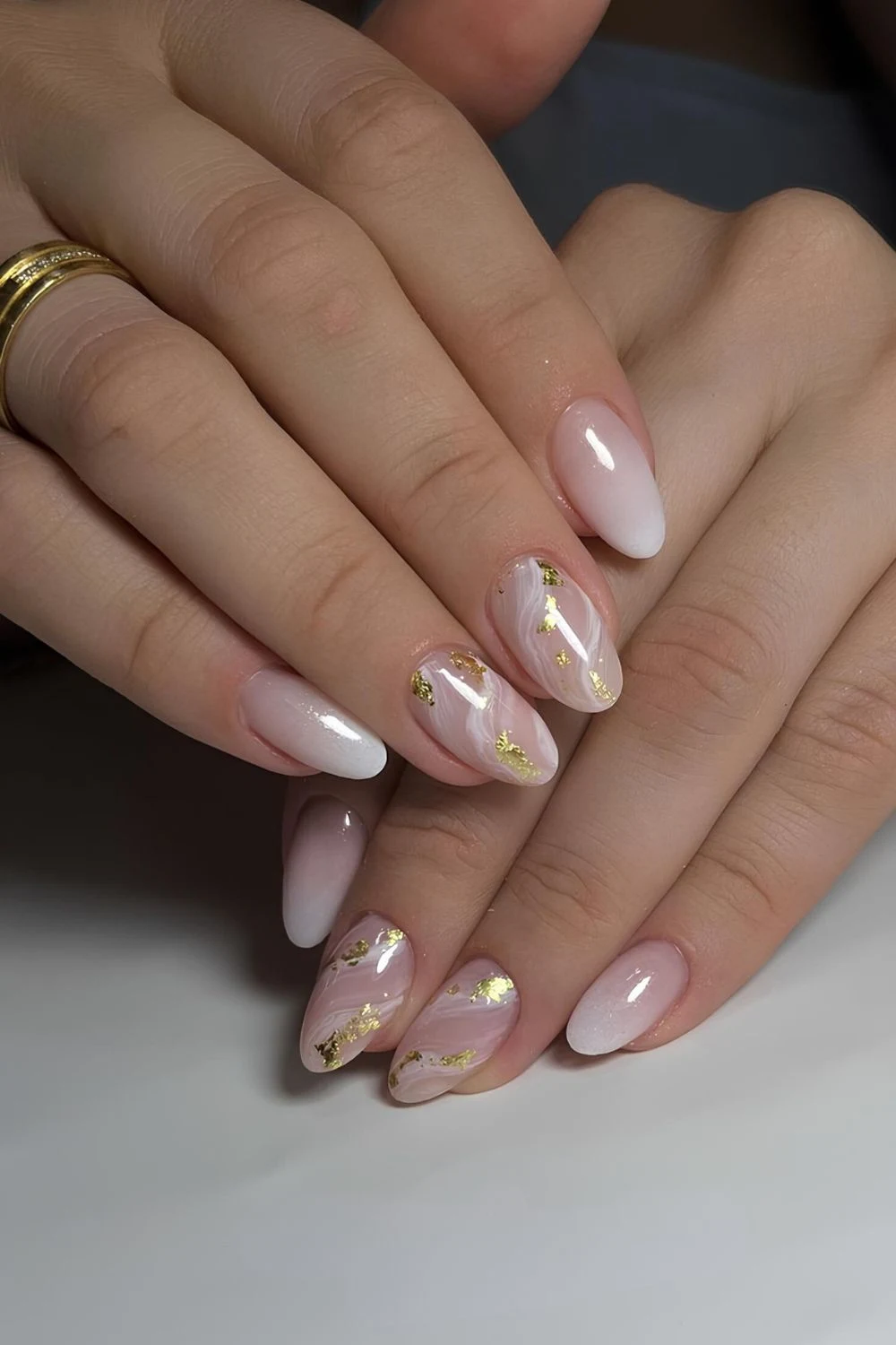 Weiße Marmor-Nägel mit Goldfolien-Akzenten