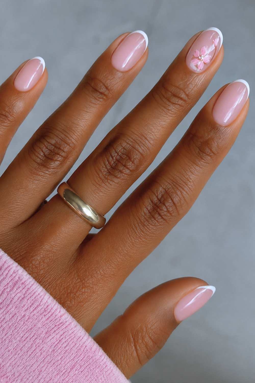 Weisse Micro French Manikuere mit Sakura