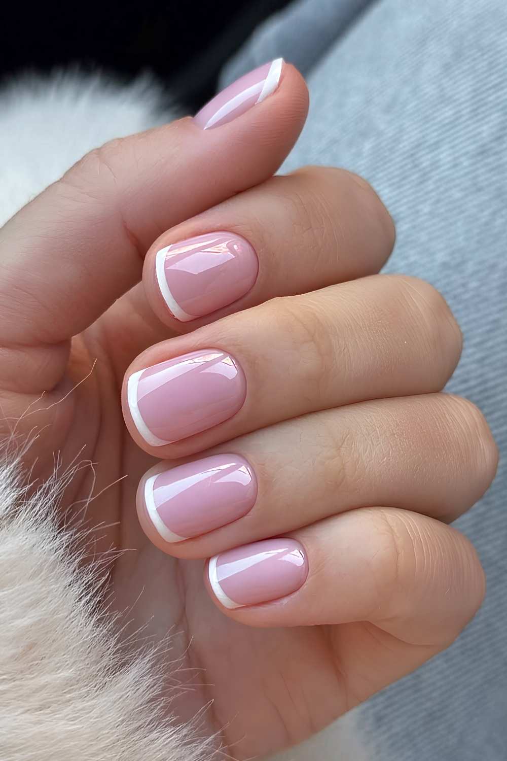 Weisse Micro French Naegel auf rosa Basis