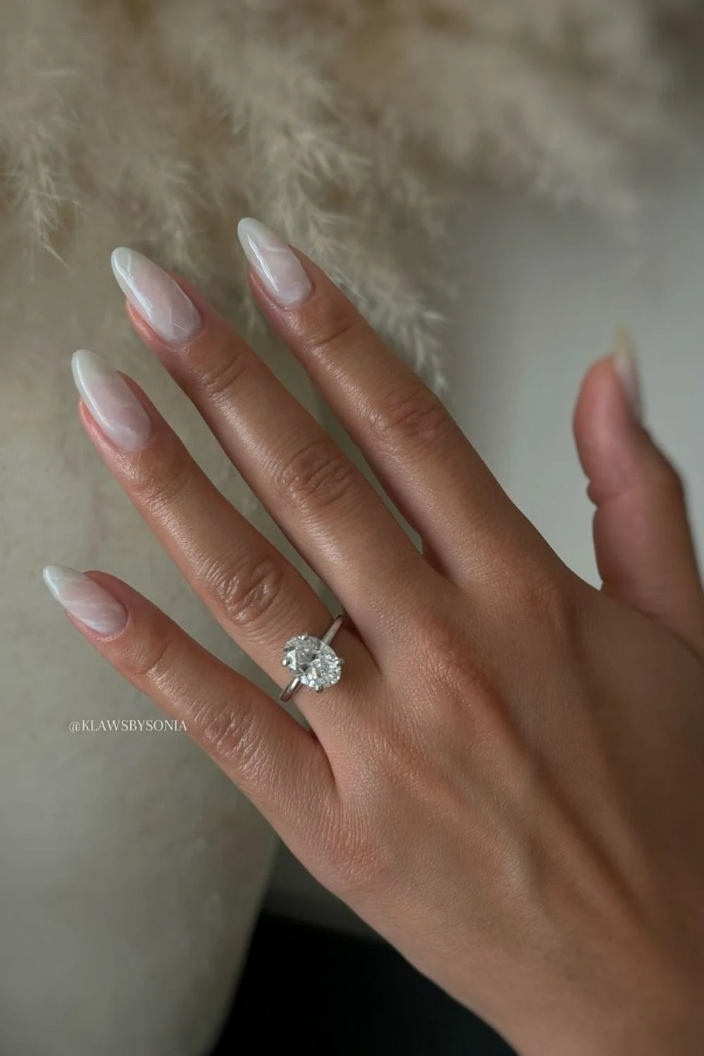 Wei&szlig;e N&auml;gel mit Marmor-Effekt