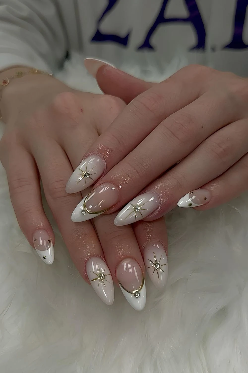 Weiße Nägel mit goldenen Chrome-Linien und Sterneneffekten