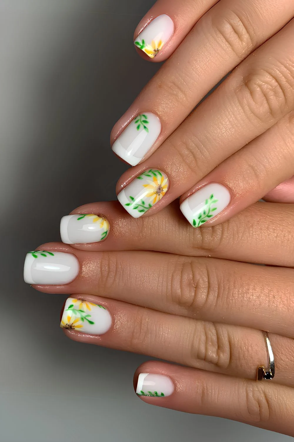 Weiße Nägel mit Sonnenblumen-Design
