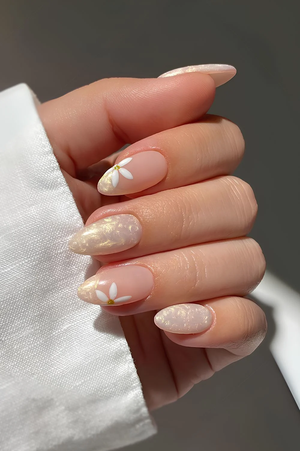 Weiße Perlnägel mit Blumen