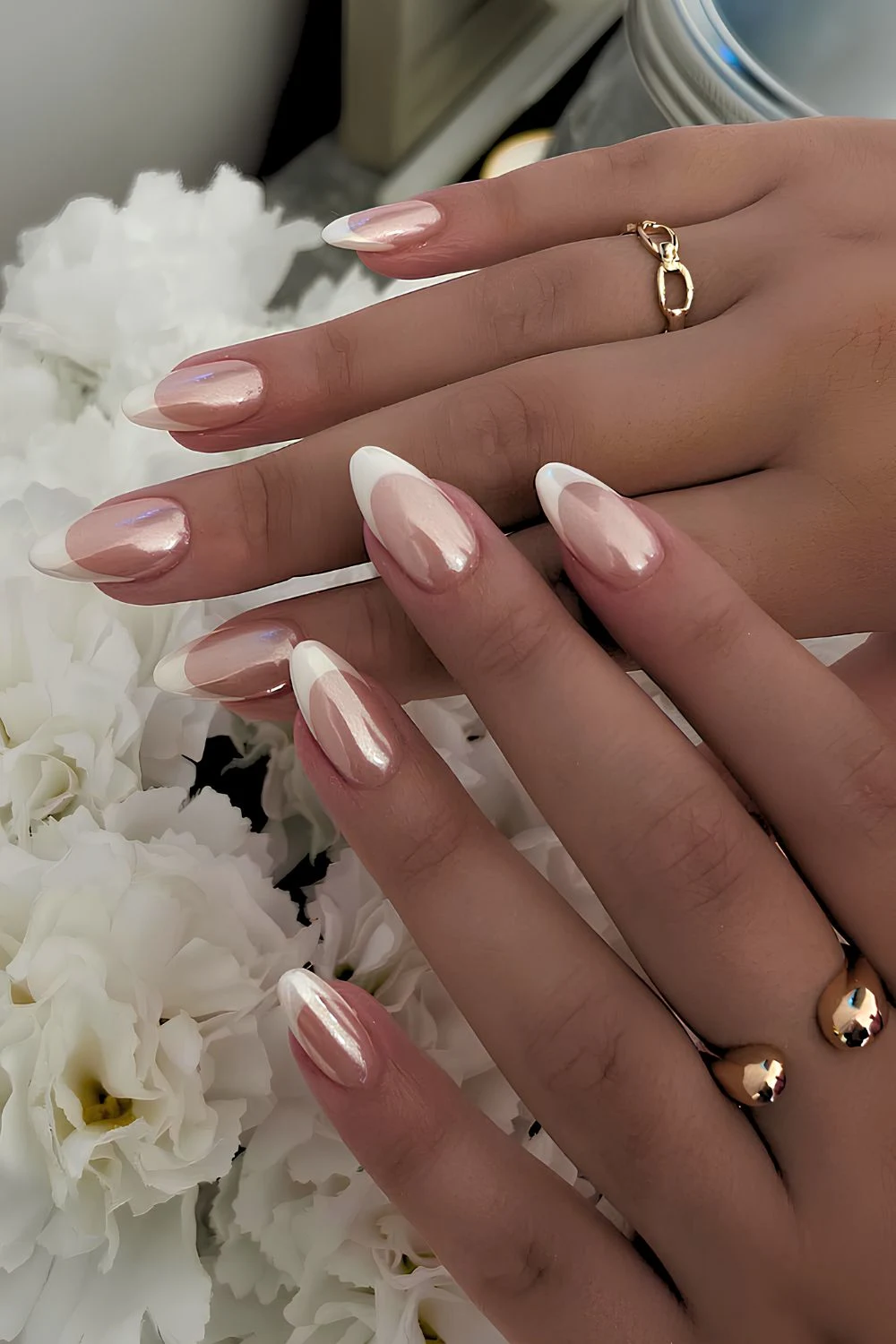 Weiße French Nails mit Chrome-Overlay