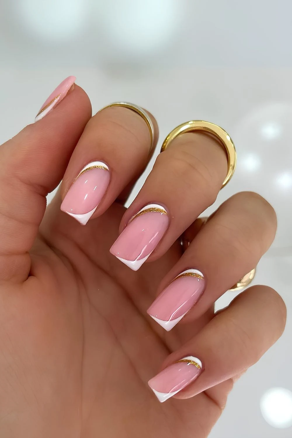 Weiße und goldene umgekehrte French Nails
