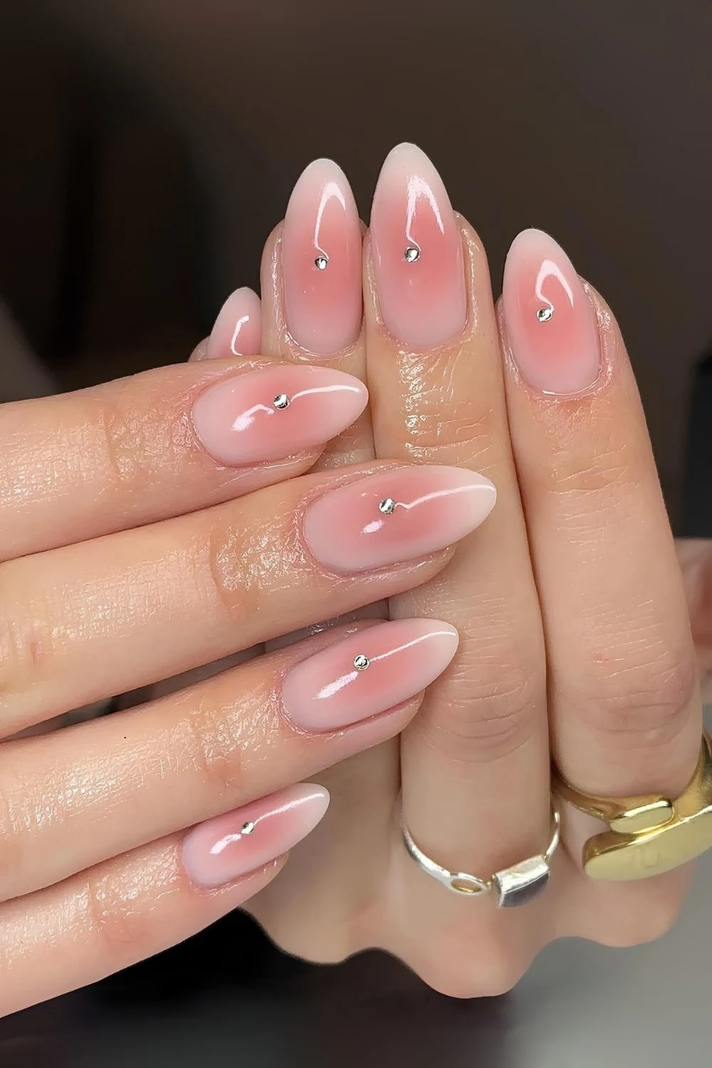 Zarte Rosa-Aura-Nägel mit Strass-Details