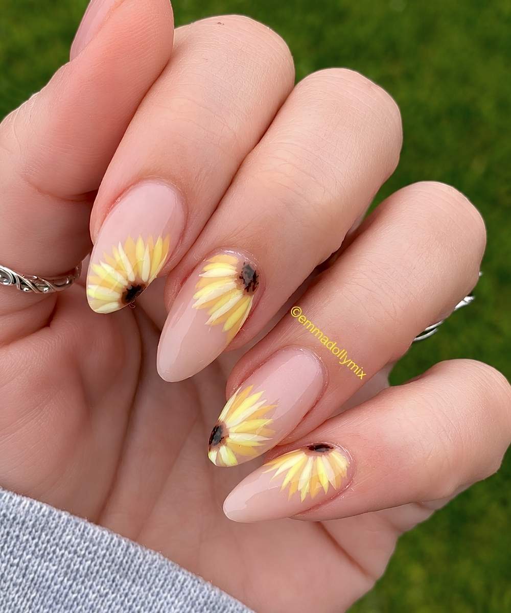 Zartrosa Mani mit grossen Sonnenblumen