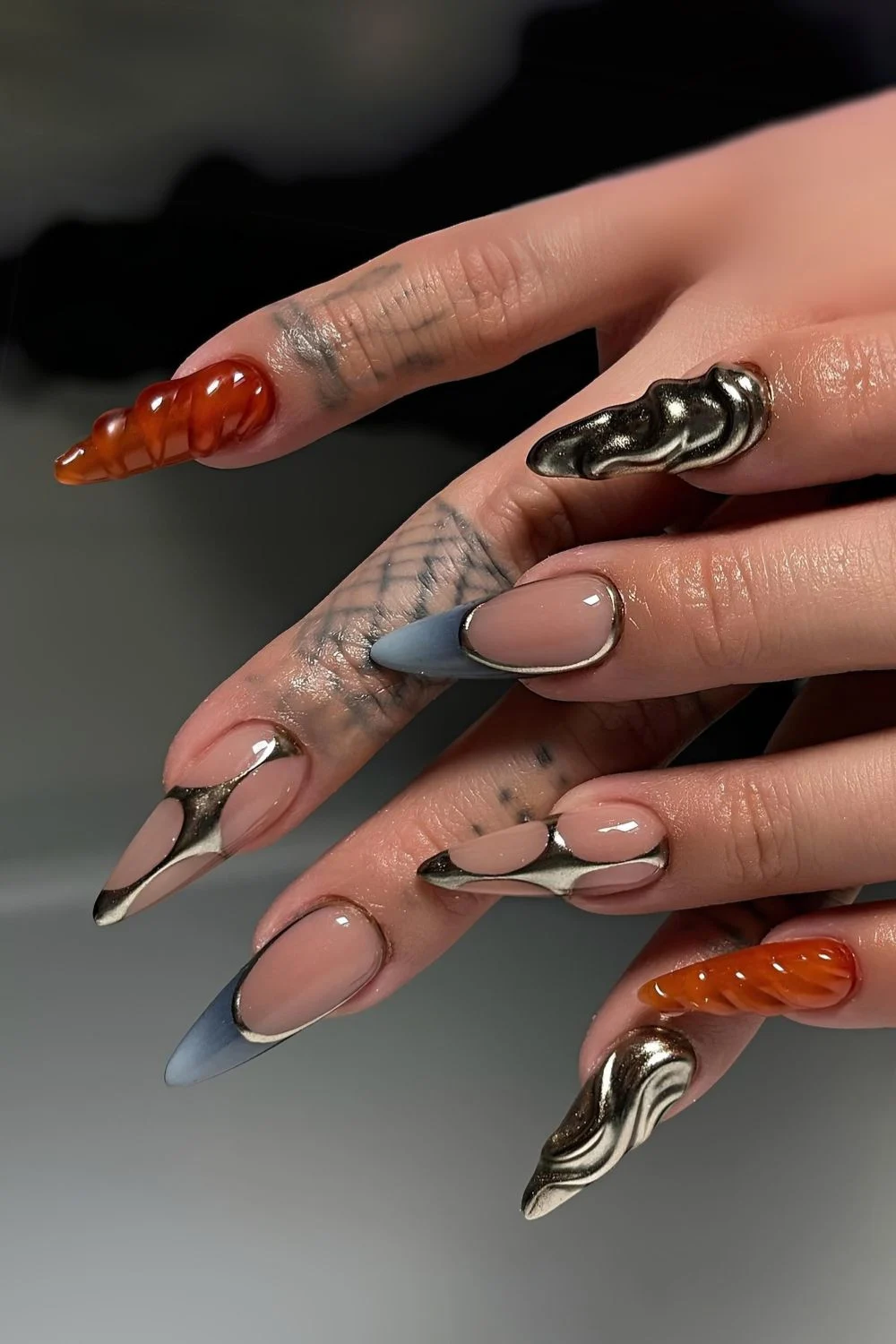 Blaue und orange Mani mit silbernen Akzenten