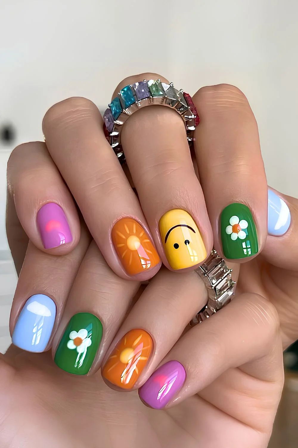 Bunte Mix-and-Match-Nägel mit Smileys