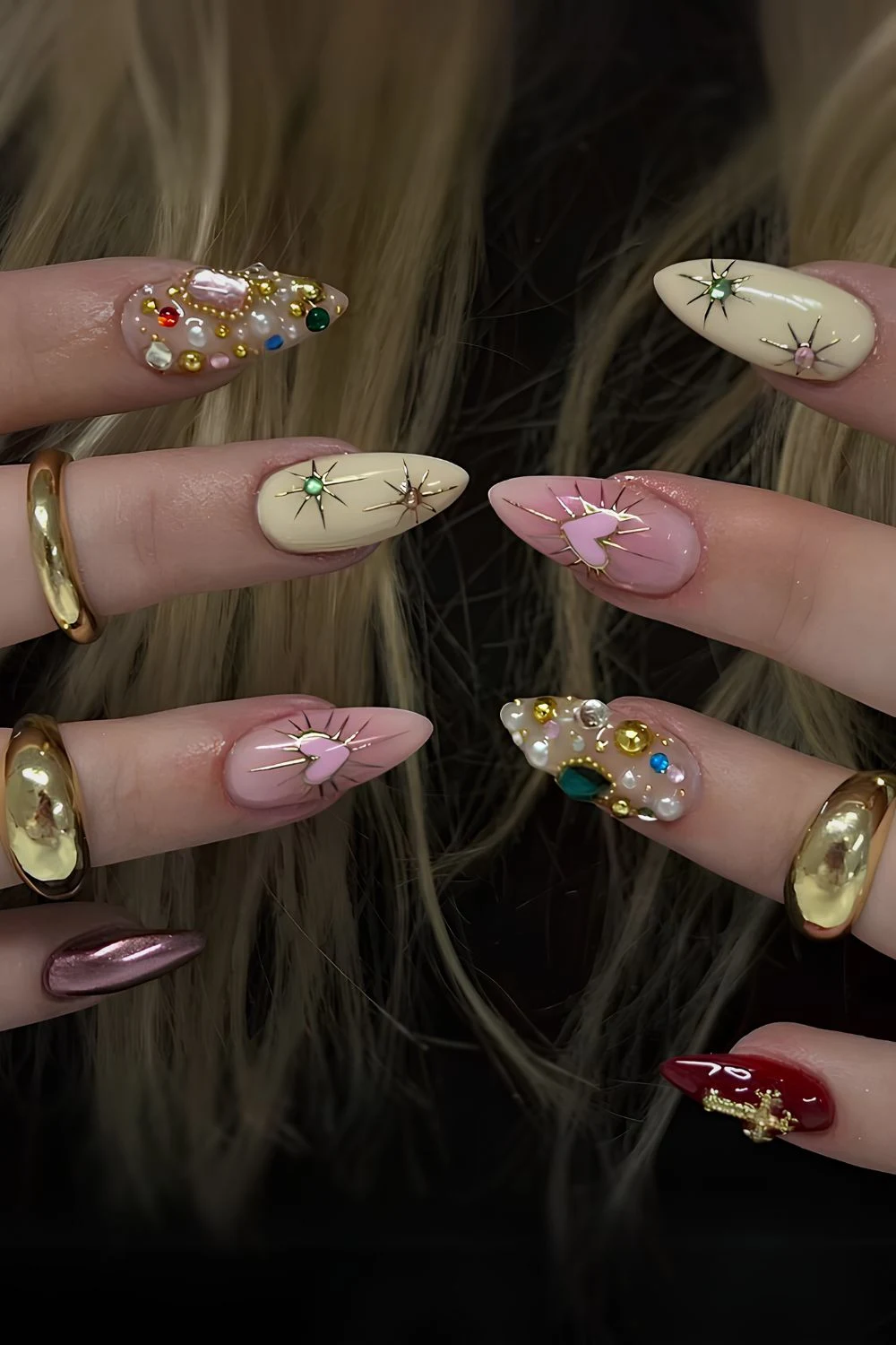 Bunte Mix-and-Match-Nägel mit Strasssteinen